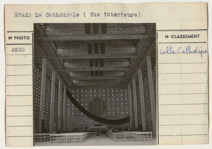 Culte catholique ; culte islamique.