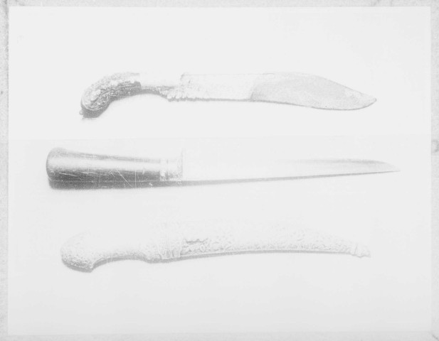 20160007AC/59 - Céramiques, éventails, peinture, mobilier, émaux peints, argenterie, tapisseries, wagon, entrepôt, portraits (C).