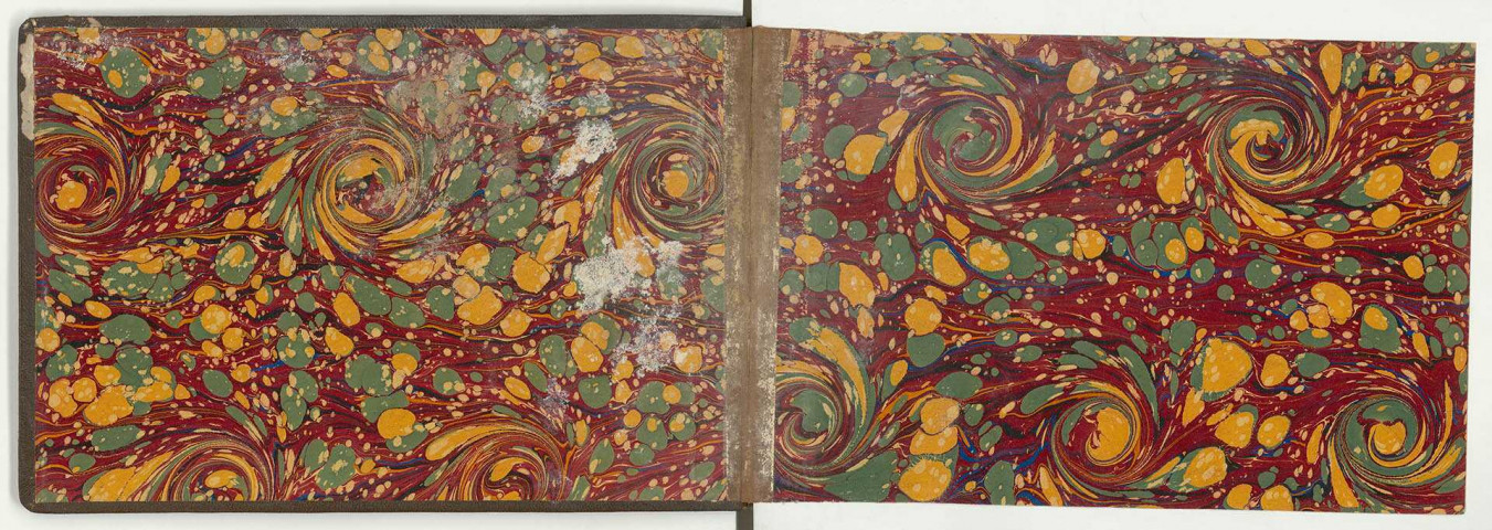 « À travers les mers et les océans vers la France - Débarquement des troupes russes à Marseille le 7 avril 1916 », album de 95 photographies par le colonel Ernest Schultz, bilingue, russe et français. Exemplaire offert au général Gouraud.