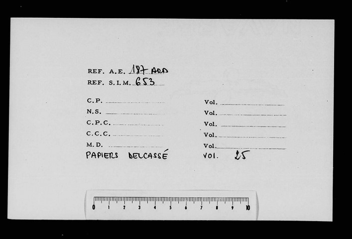 Négociations entre les Alliés avant et après l'entrée en guerre de l'Italie : brouillons et minutes de correspondance, télégrammes, rapports, notes.
