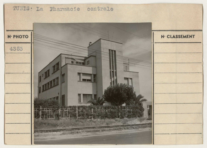 Santé publique : Institut Pasteur et pharmacie centrale.