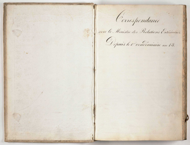 A l'endroit du registre : correspondance avec les agents diplomatiques et consulaires, le ministre de la Marine et d'autres autorités françaises (3 vendémiaire an XIII-29 décembre 1805).
A l'envers du registre : correspondance avec le ministère des Relations extérieures (1er vendémiaire an XIII-3 nivôse an XIV).