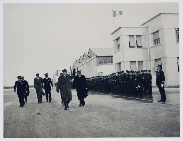Voyage à Tunis du maréchal Juin pour la commémoration du 10 ème anniversaire de la bataille du Belvédère en Italie