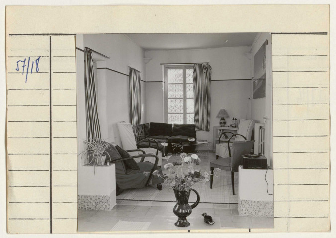 Reconstruction : recasement ; salle de spectacle.