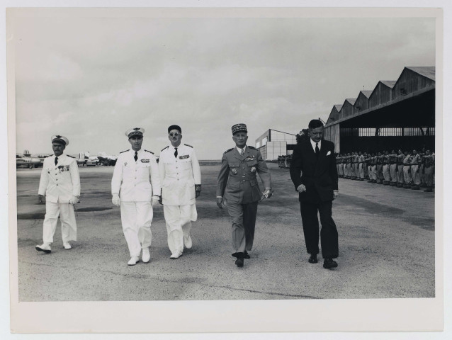 « Visite de M. Chevalier, ministre d'Etat à la Guerre »