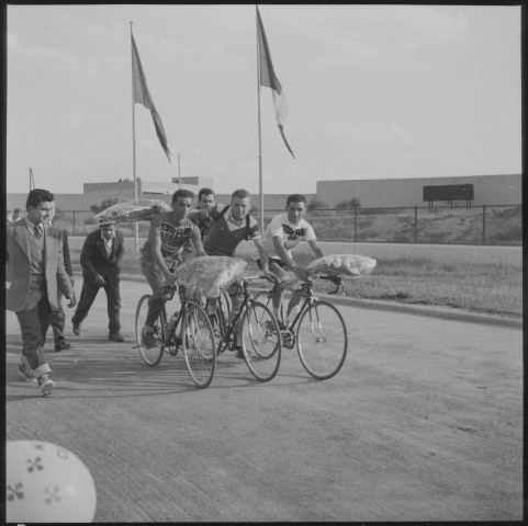 Tour de Tunisie cycliste. [Tour cycliste de Tunisie avec la participation du camion cinéma de la Résidence générale], du 9 au 16 avril 1955.