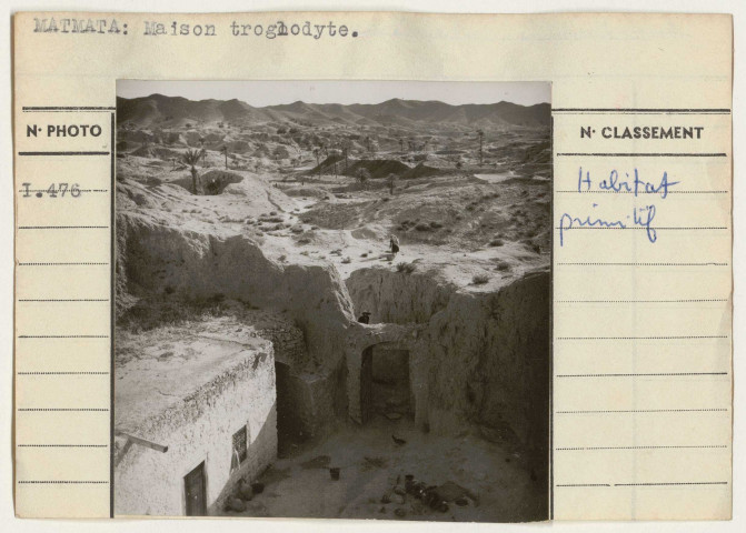 Reconstruction : habitat primitif ; office postal et radio.