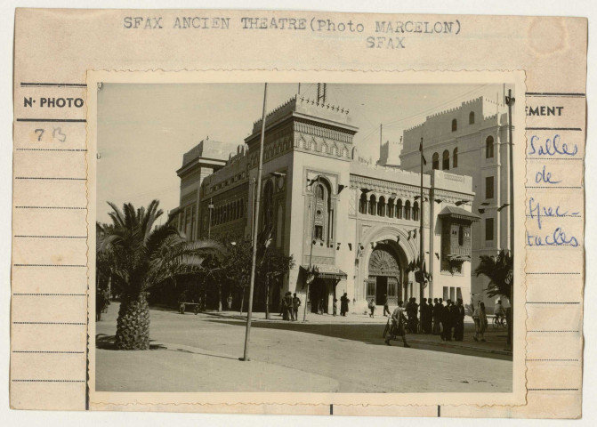 Reconstruction : recasement ; salle de spectacle.