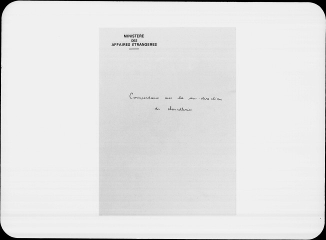 « Pièces trouvées dans une des chambres de l'ancien consulat où a eu lieu le massacre de 1858 » : page d'un cahier de délivrance de passeports et visas de passeport ; lettres, état des frais de service (1850-1857 ). Correspondance avec la sous-direction des chancelleries et du contentieux administratif (1859-1914). Communauté française : circulaire (1875) ; recensement des Français (1912, 1914).