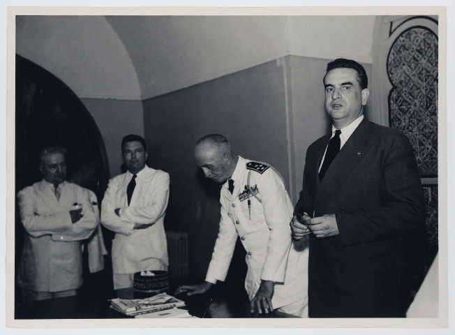 « Visite à Tunis de M. Christian Fouchet. Ouverture des négociations franco-tunisiennes »