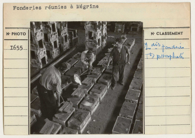 Industries, fonderies et traitement des phosphates.
