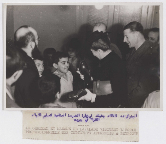 Le général et Mme de Lavalade visitent l'école professionnelle des indigents apprentis à Beyrouth